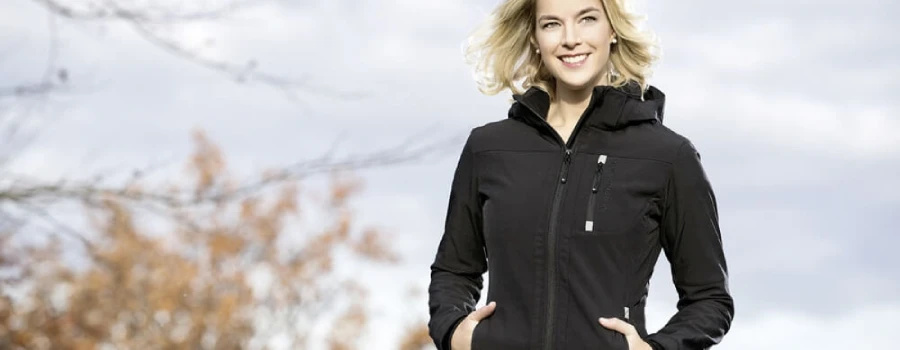 Ein Frau mit einer Softshelljacke für Damen