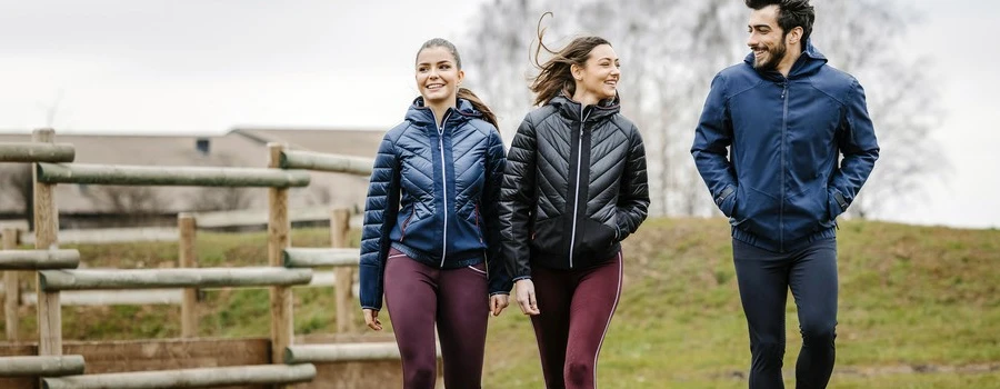 Drei Personen tragen softshelljacken für das Reiten